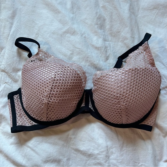 Victoria’s Secret Plunge 36D - Picture 2 of 4